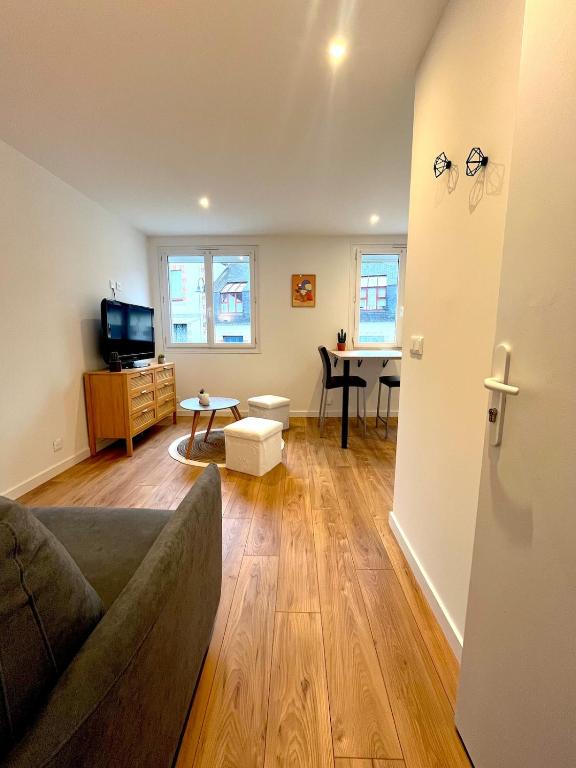 Studio cosy rénové en plein coeur du bourg - 2