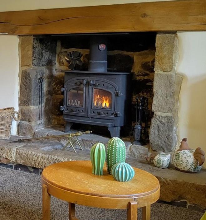 Whimsy by the Peaks - dogs stay free, private parking, fenced garden, pub, Tansley