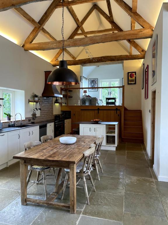 Private & Spacious Cotswold Barn, Hankerton