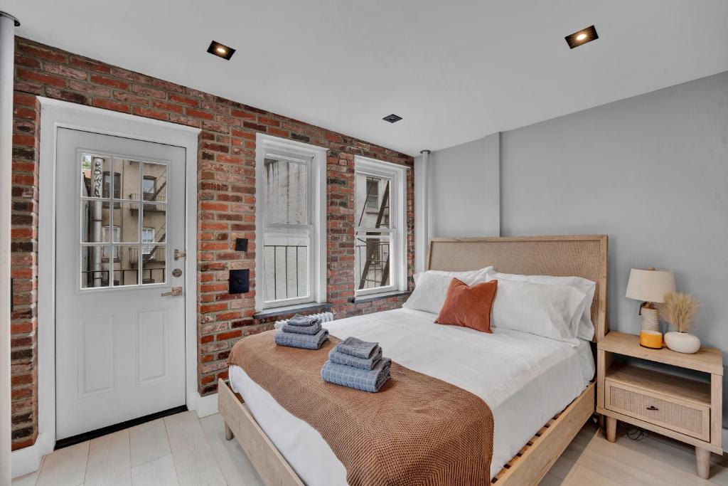 SoHo Designer 2BR with balcony, New York
