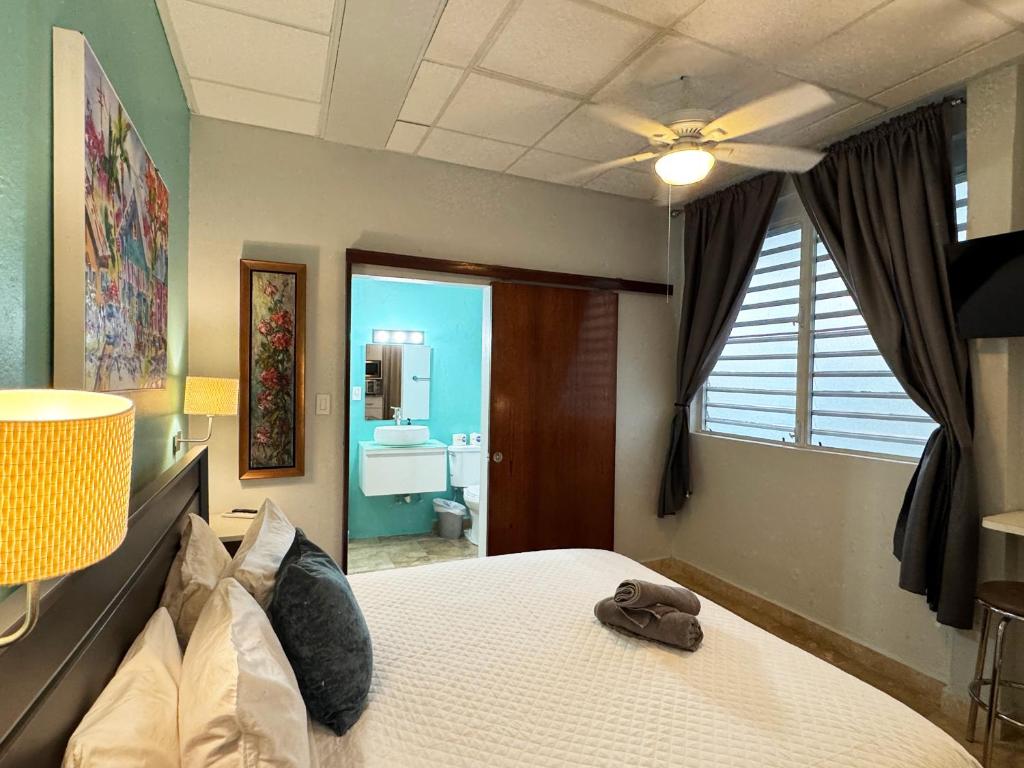 Prime Location at Condado Beach King Studio - Apt 4, San Juan