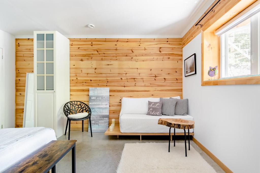 Hummingbird Room - Modern & Cozy with Bistro Area, Mansonville