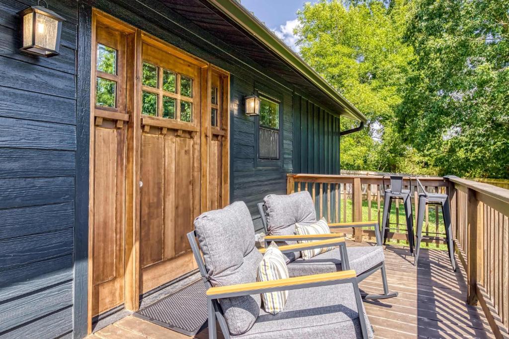 Black Butte - Lux Family Cabin with Games & Firepit, Sevierville