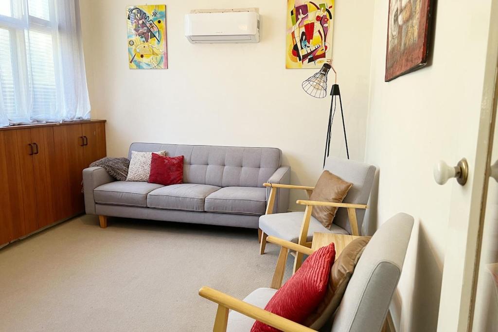 Unique appt 2 Bdrm, Ground level, pets ok, Mont Albert