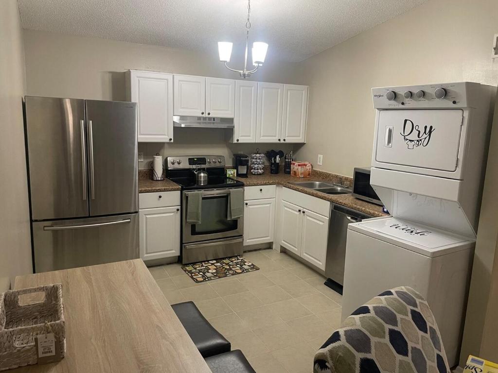 22 min to Beach-2 bd room-Self check in -sleep 6-BBQ-WD, Pensacola