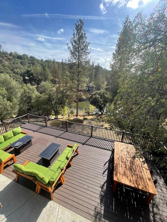 Beautiful Lake Views with Hot Tub and Space for Family, Oakhurst