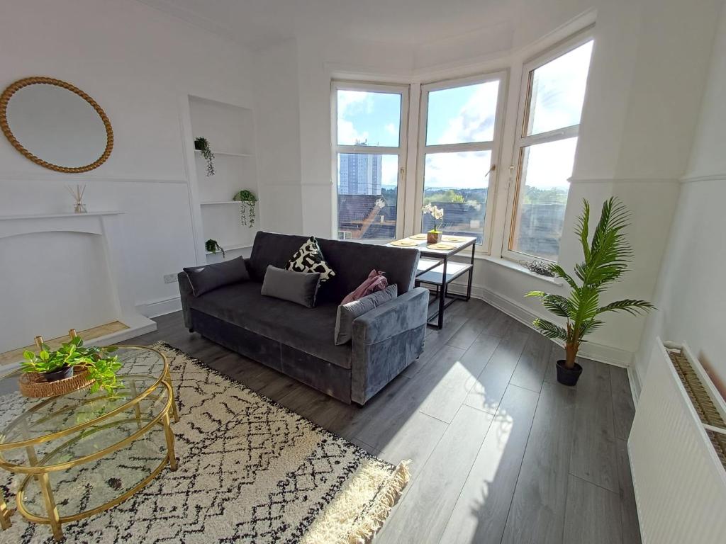 3BR Flat Near Maryhill Park and West End with Parking, Partick