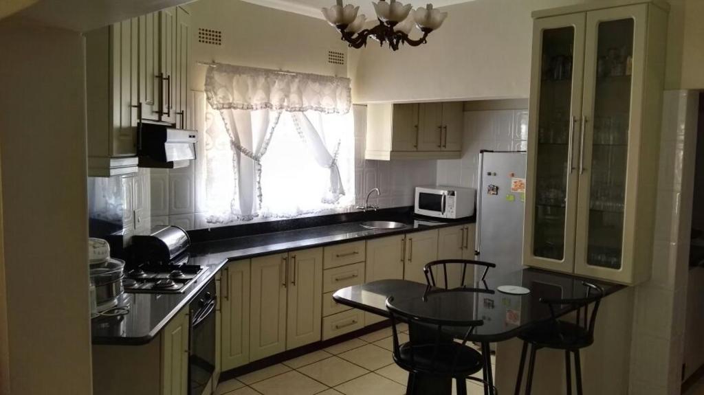 Kitchen, Ezulwini Guest House in Lobamba