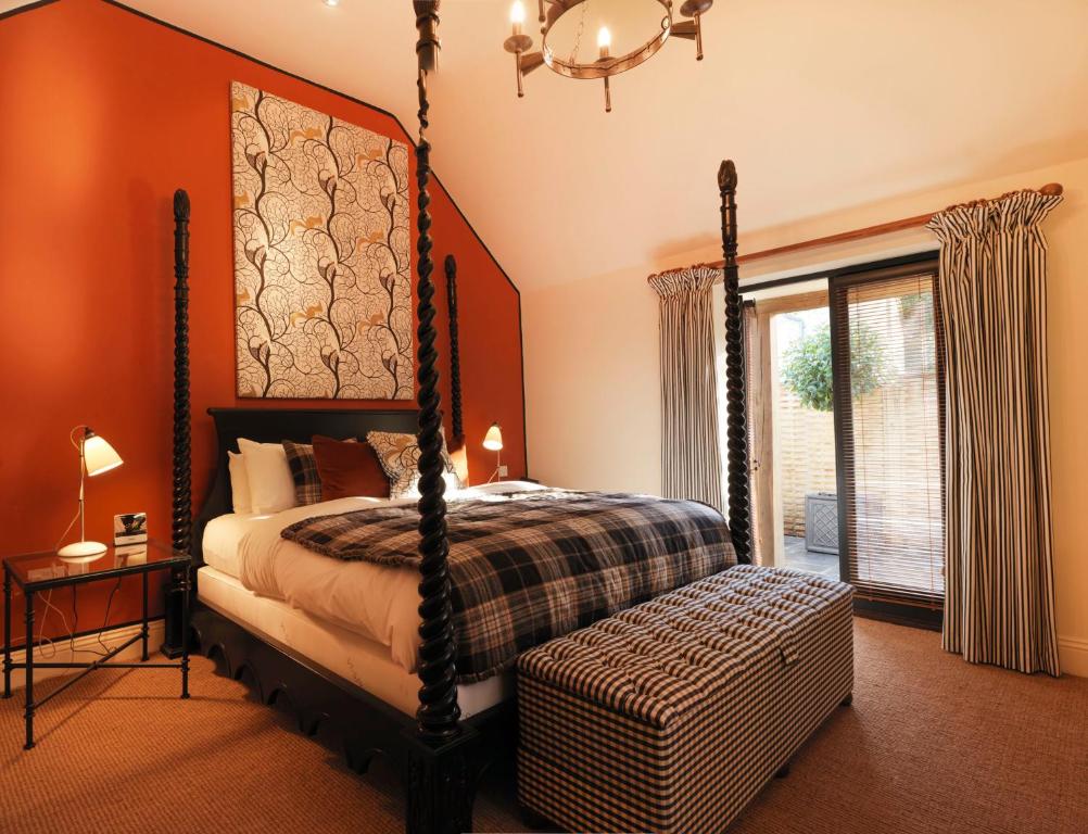 The Hare &amp; Hounds Hotel — Hotel in Didmarton