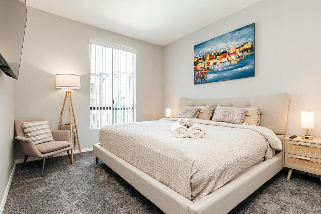 Stylish paradise 2bed apt NOHO with pool view and FREE parking, North Hollywood