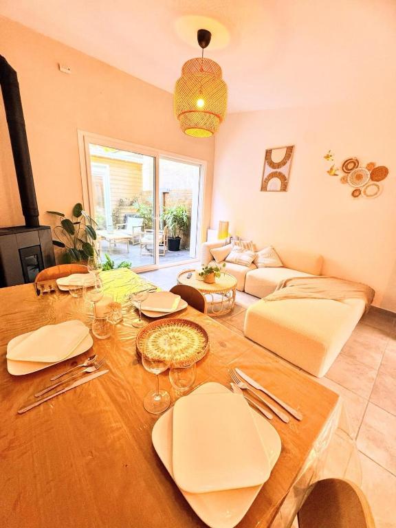 Maison Langevin 2-Bedroom House with Cozy Garden & Patio - 4