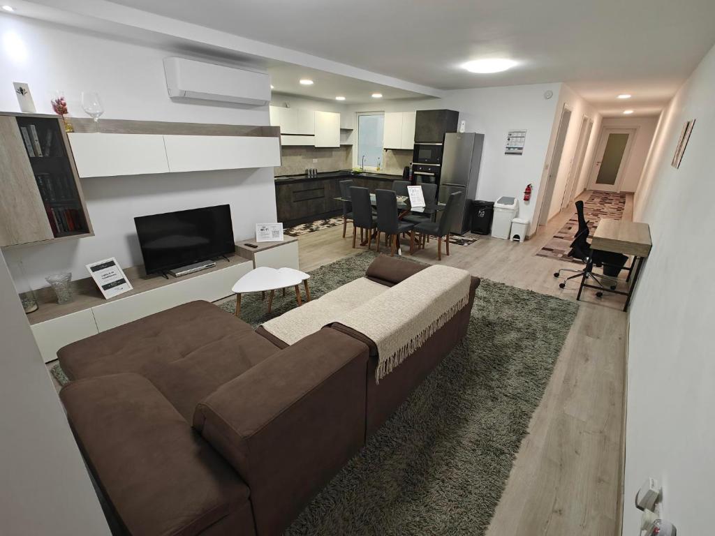Modern Apartment with Large Outdoor Area - Sleeps 7, Close to Malta International Airport, Luqa