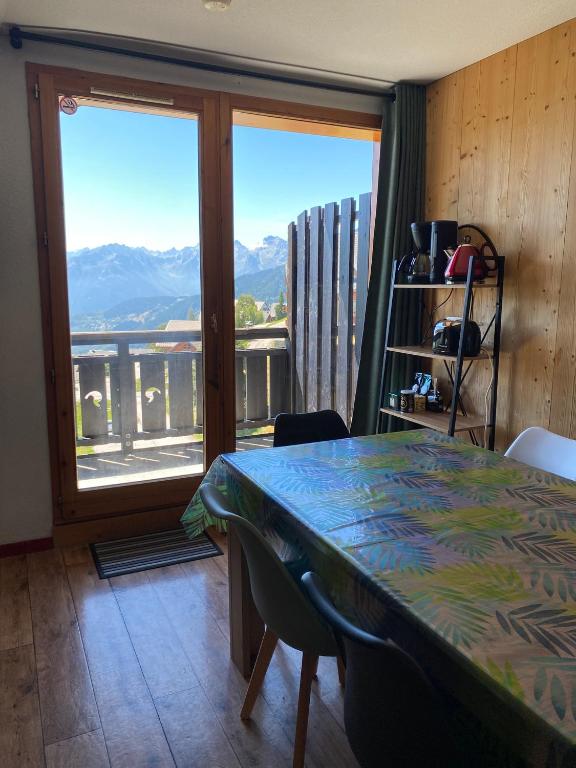 Plein sud, grande pièce de vie, vue imprenable sur les montagnes et parking couvert privé - 2