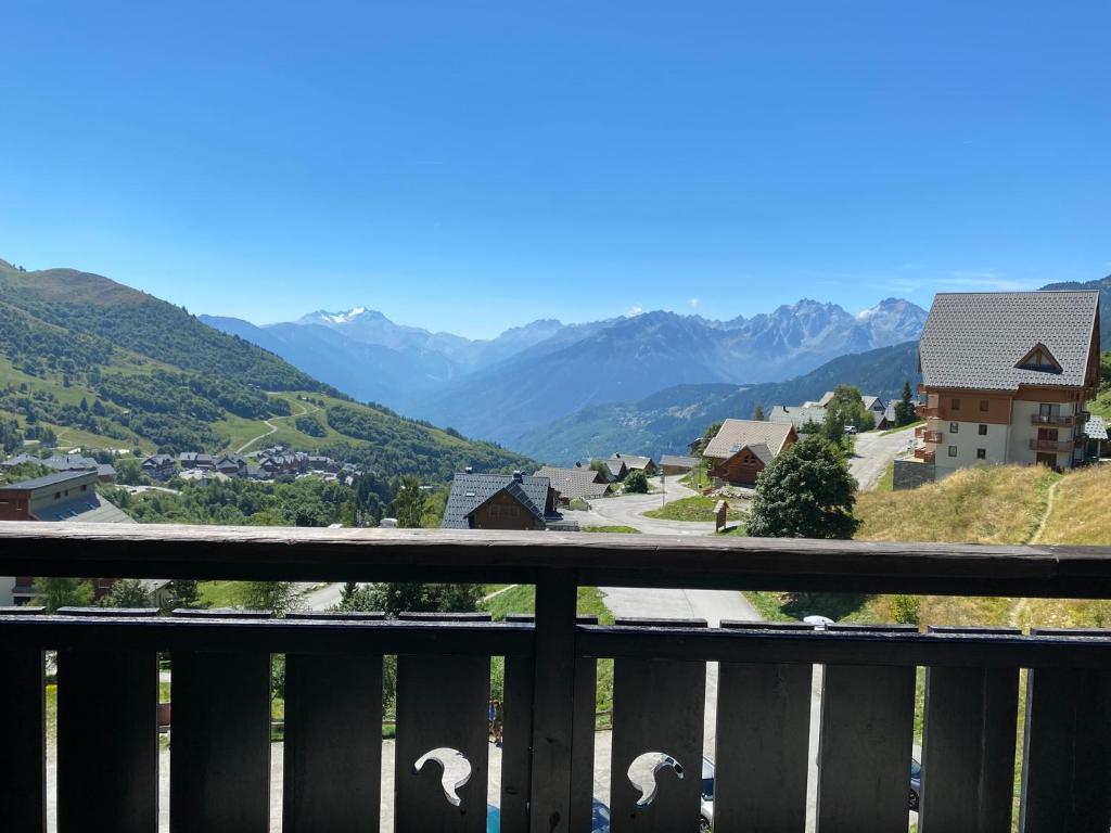Plein sud, grande pièce de vie, vue imprenable sur les montagnes et parking couvert privé - 3