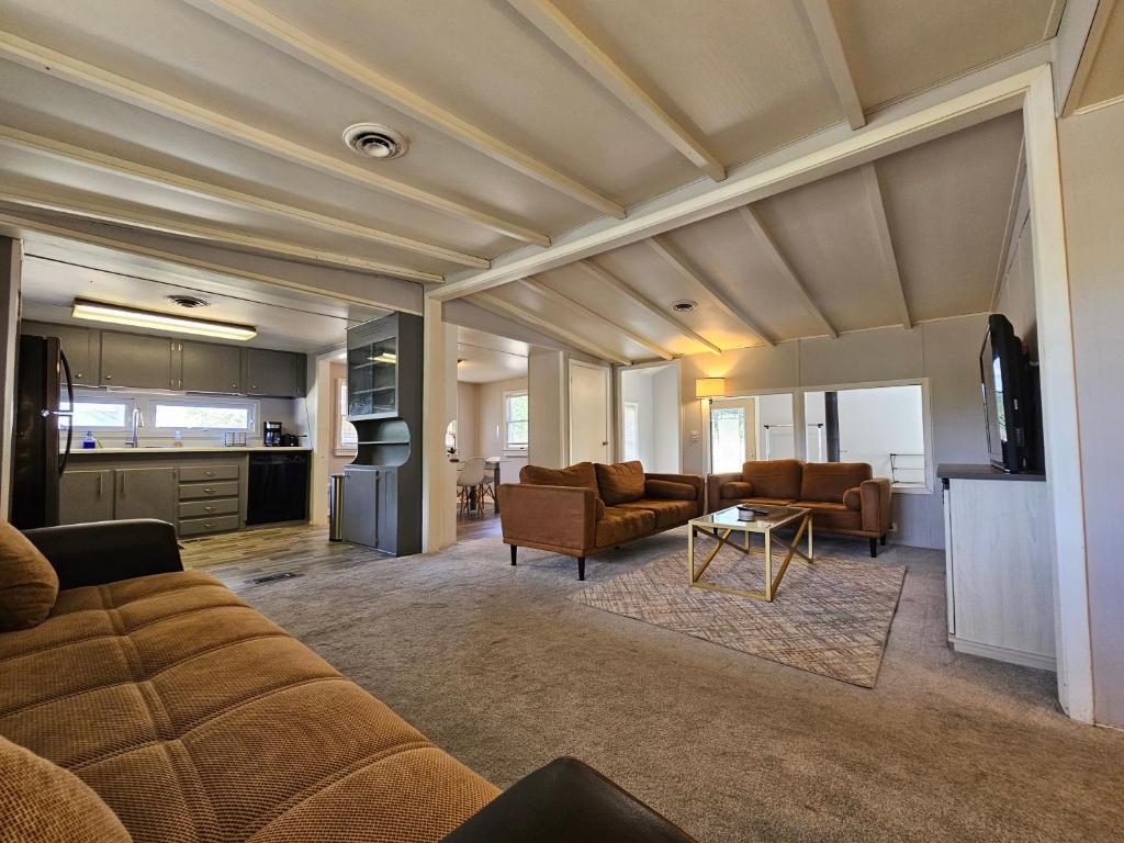 Modern Farm Home Wt Large Parking, Front Porch, Brunswick