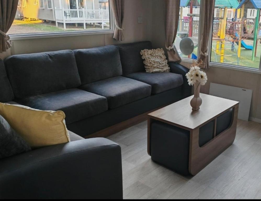 9 Fairway, Hopton Holiday Park - Three bedroom, sleeps 6, kitchen, lounge and dining area - Minimum 3 night breaks, Hopton on Sea