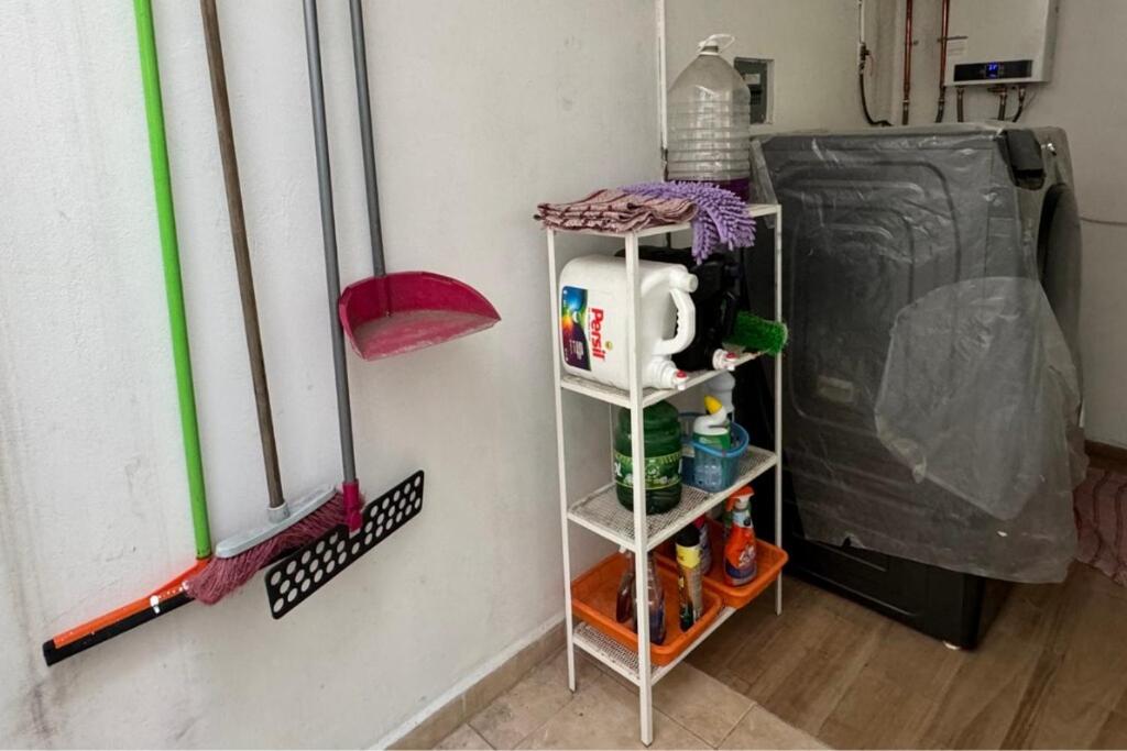 Full apartment w Parking Office and Laundry - 2