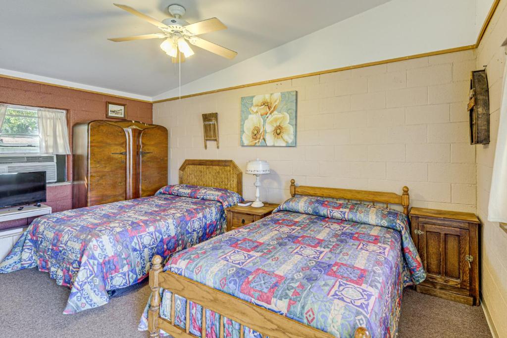 Hike, Fish and More Quaint Lake Whitney Retreat, Whitney