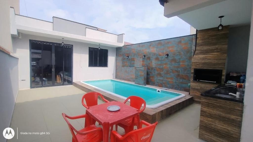 Casa a 300 metros do mar com Piscina, Guaratuba