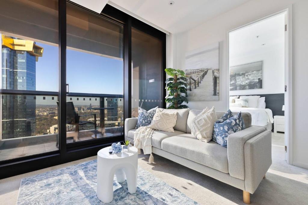 Solena - Riverside Comfort with Pools and Sky Lounge, Melbourne