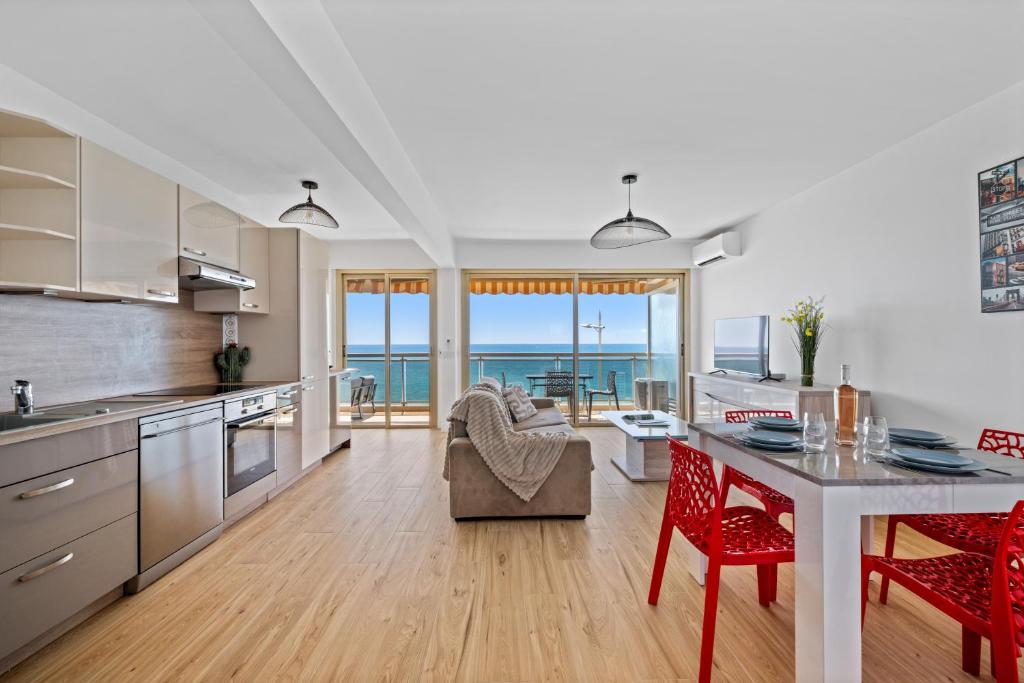 Le Berkeley, Appartement rénové 1 chambre, front de mer, parking, AC, Menton