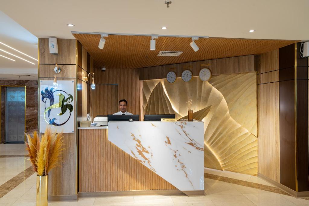 Front desk [24-hour]