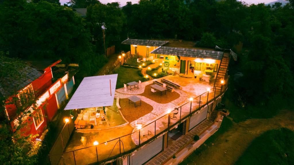 Jaadooghar Madcap Mudhouse, Palāhu