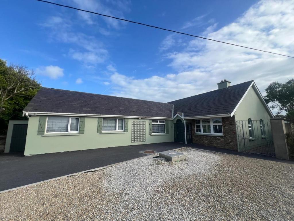 Entire Home with Hot Tub, Rosslare Harbour