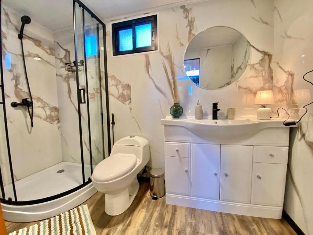 Cozy, tiny house, walking distance from the ocean - 4