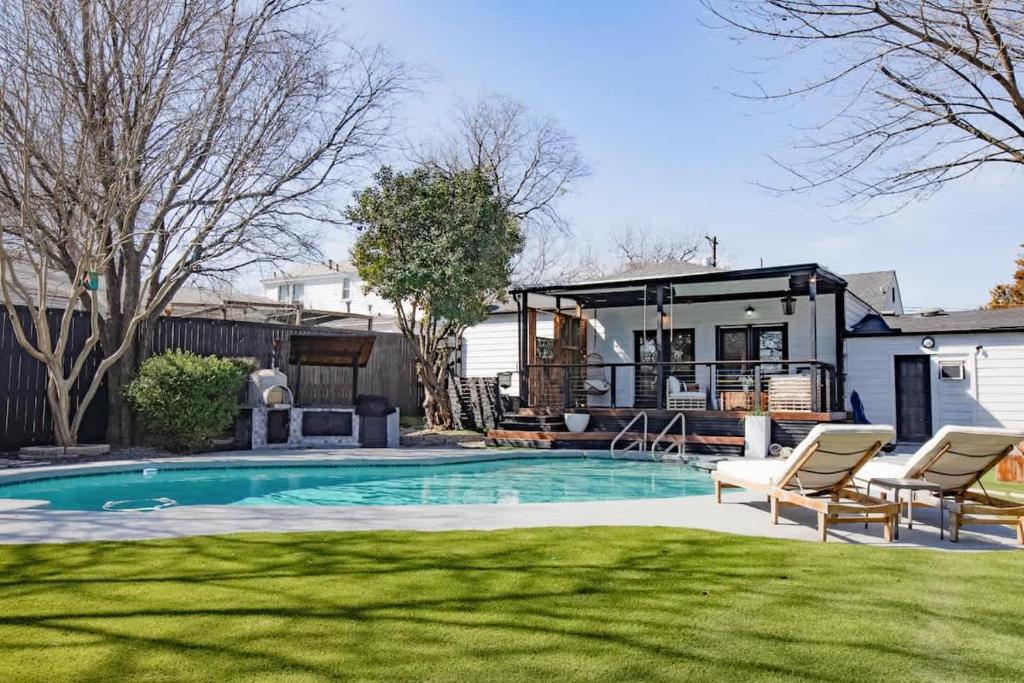 Upscale 3BR with Yard Games Heated Pool and Hot Tub, Dallas