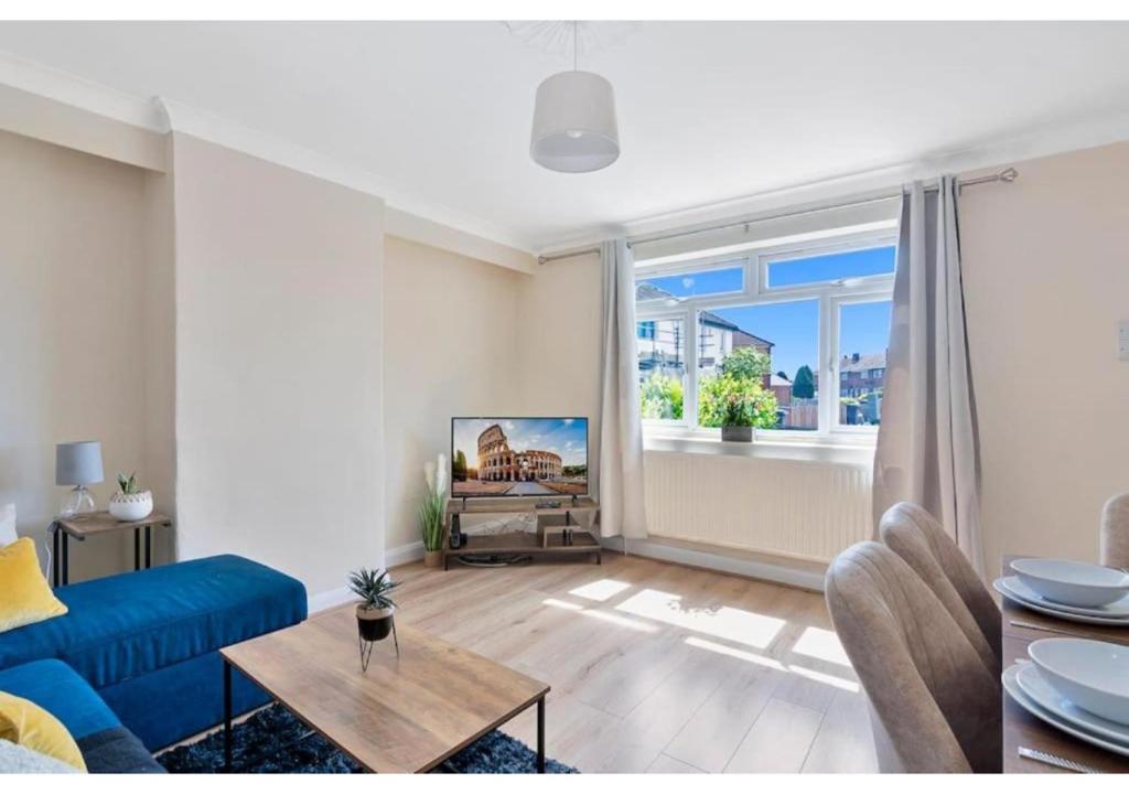 Spacious House in Enfield North London Sleeps 6 Free Parking, Enfield