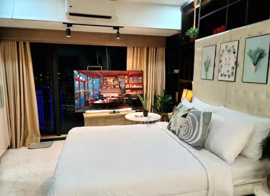 Incredible Makati Studio Unit w Stunning view & 65 TV, Манила