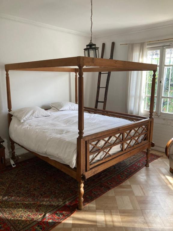 Family home with beautiful garden - 2