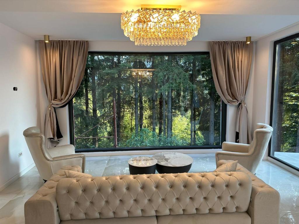 Pine Hill 2, Poiana Mărului