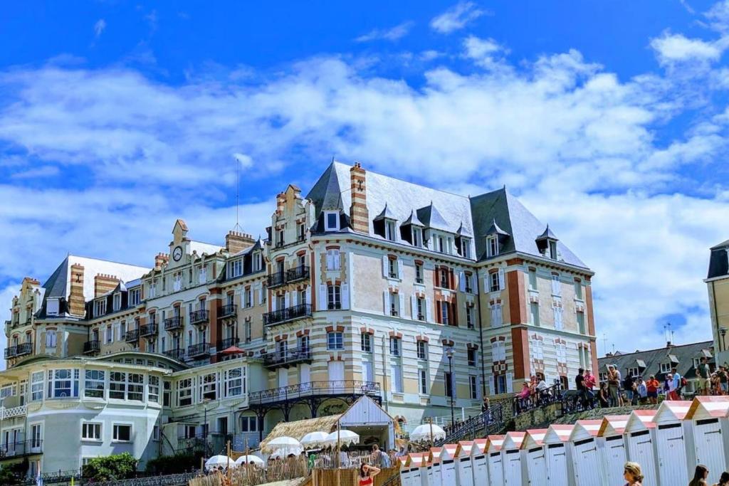 Bright apartment with private beach access, Saint-Lunaire