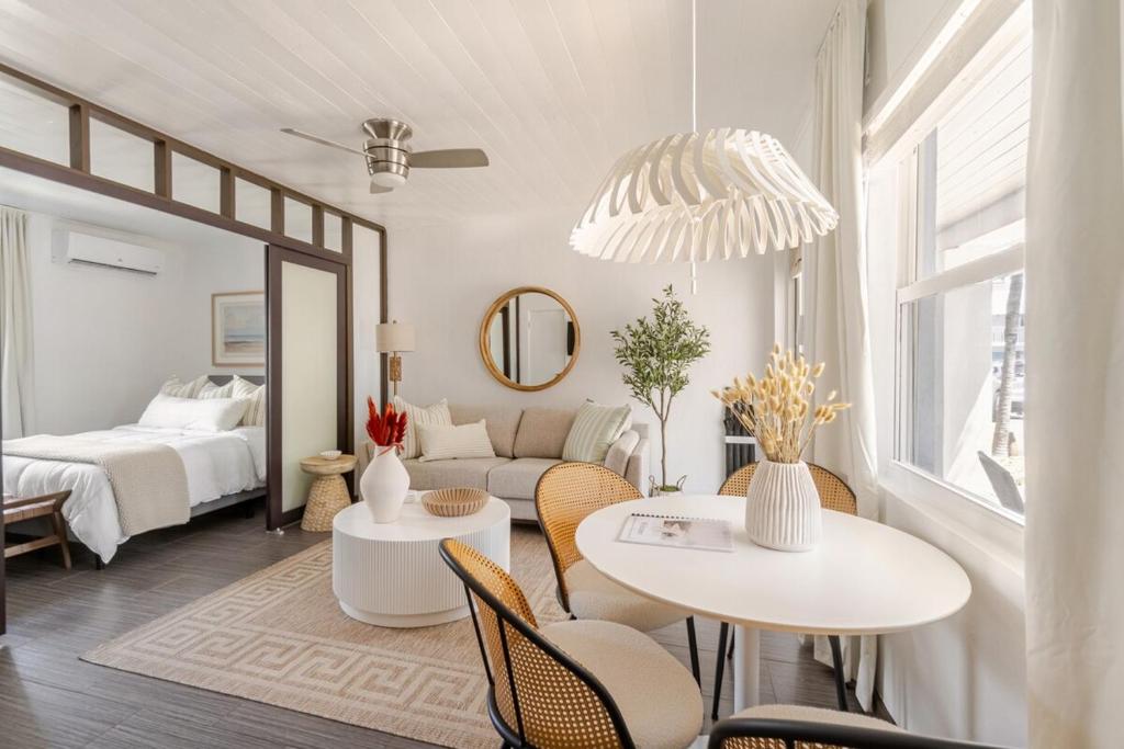 Stylish Coastal Studio Walk to Beach, Pool & Eats, Riviera Beach