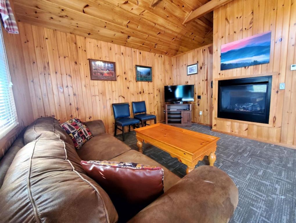 Urban Escape - 1BR King Cabin, Gatlinburg
