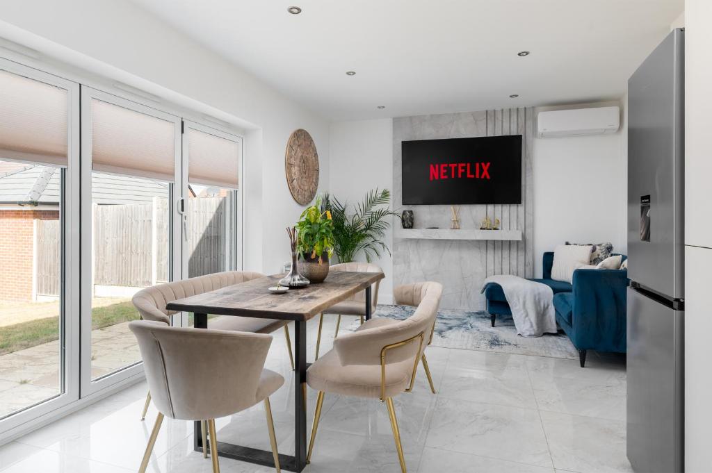 Stylish 4-Bed Home in Central Wellingborough, Wellingborough