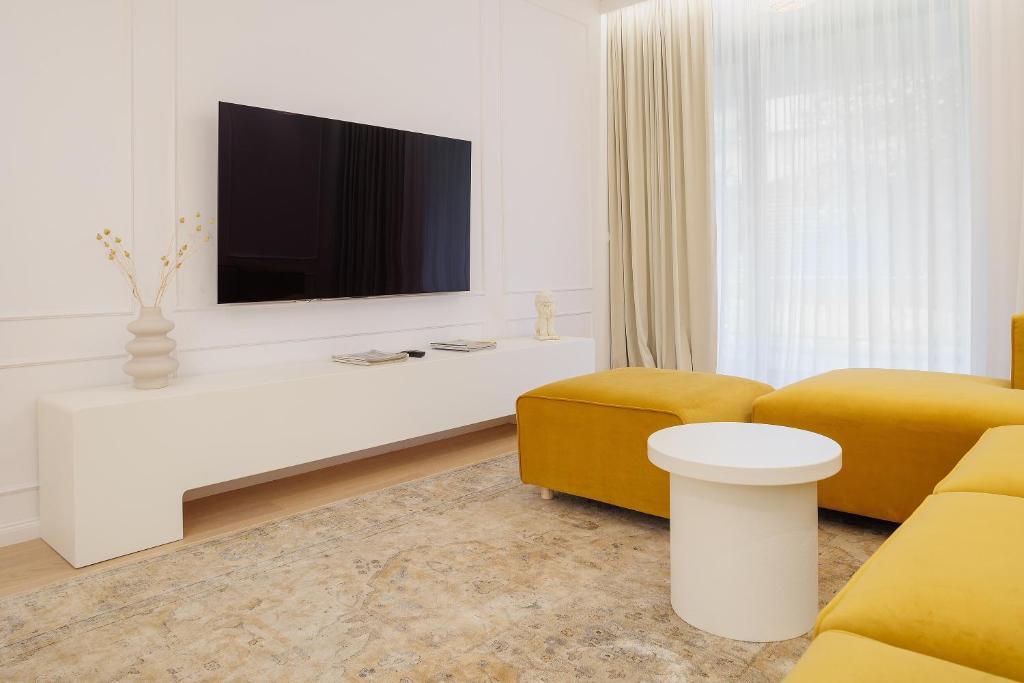 Ōura - Designer Apartment with Private Parking & AC, Brašov