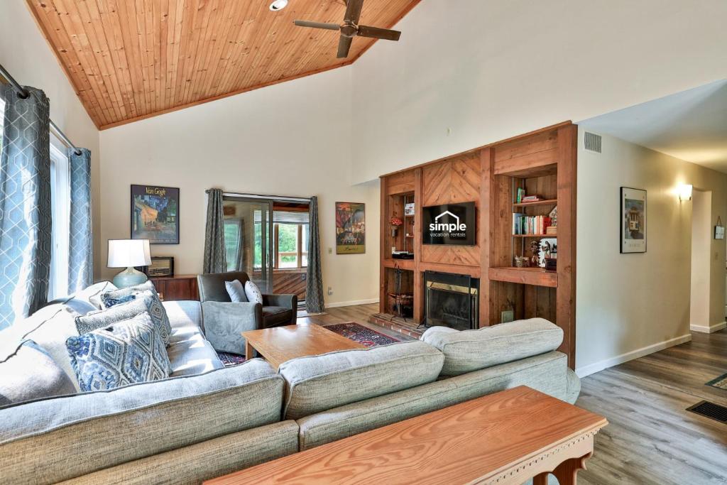 Private Killington Home with Indoor Hot Tub and 2 Living Rooms, Killington