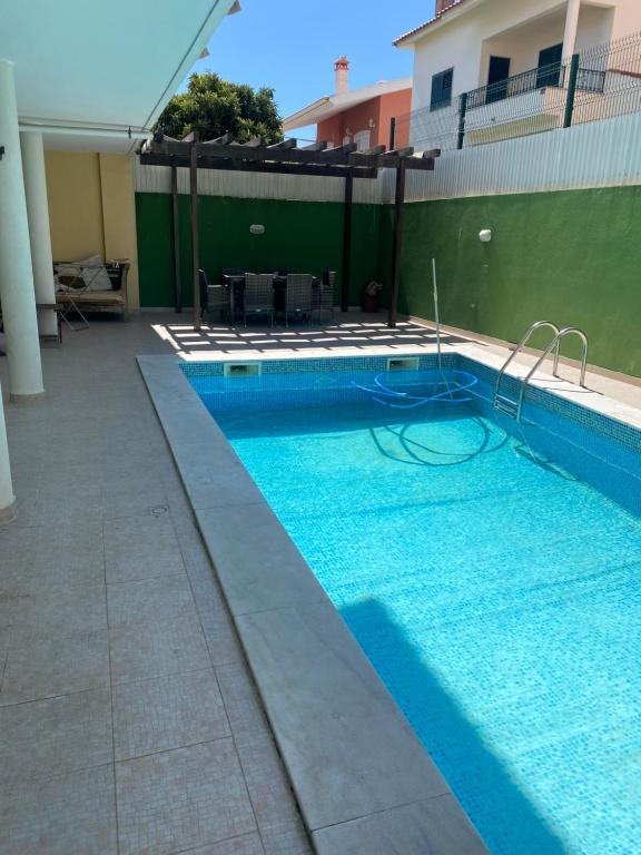 Little double room in a House with pool near the beach, Caxias