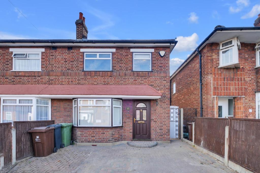 4 Bed - Sleeps 8 - Free Parking - Garden, Dagenham