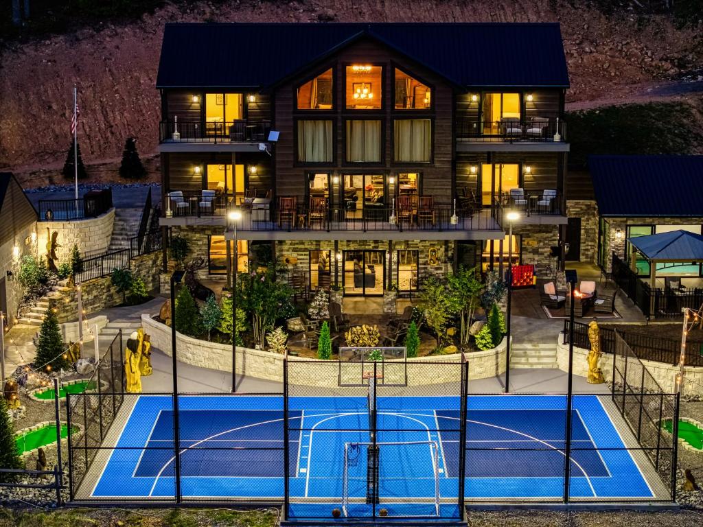 Alpine Splash - Luxury - Private indoor pool, theatergaming, large yard, Pond, Basketball court!!!, Sevierville