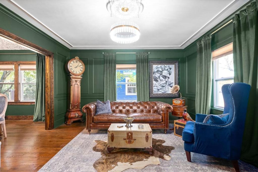 Old Clarksville House w Secret Speakeasy Style Bar - 914 Crossland Ave, Clarksville