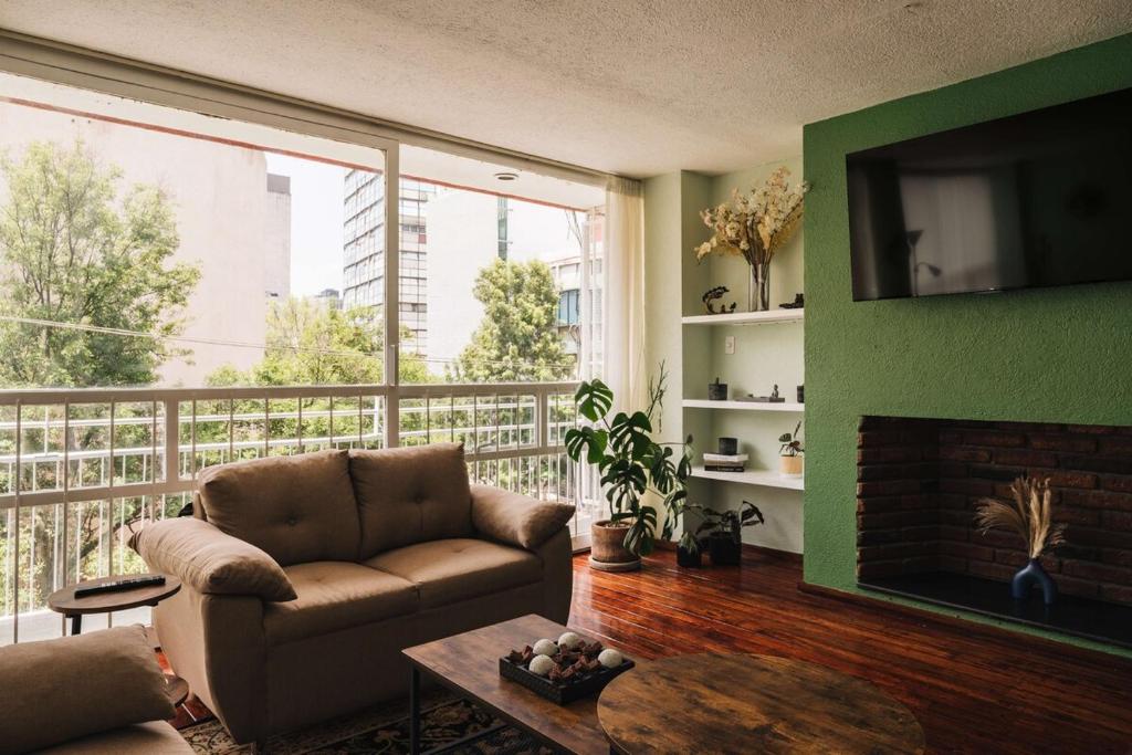 3BR in Condesa w Balcony, Roma Across St, Mexiko