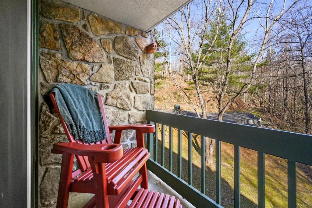 Trails End Cozy Condo with Woodburning FP & Patio Gliders, Gatlinburg