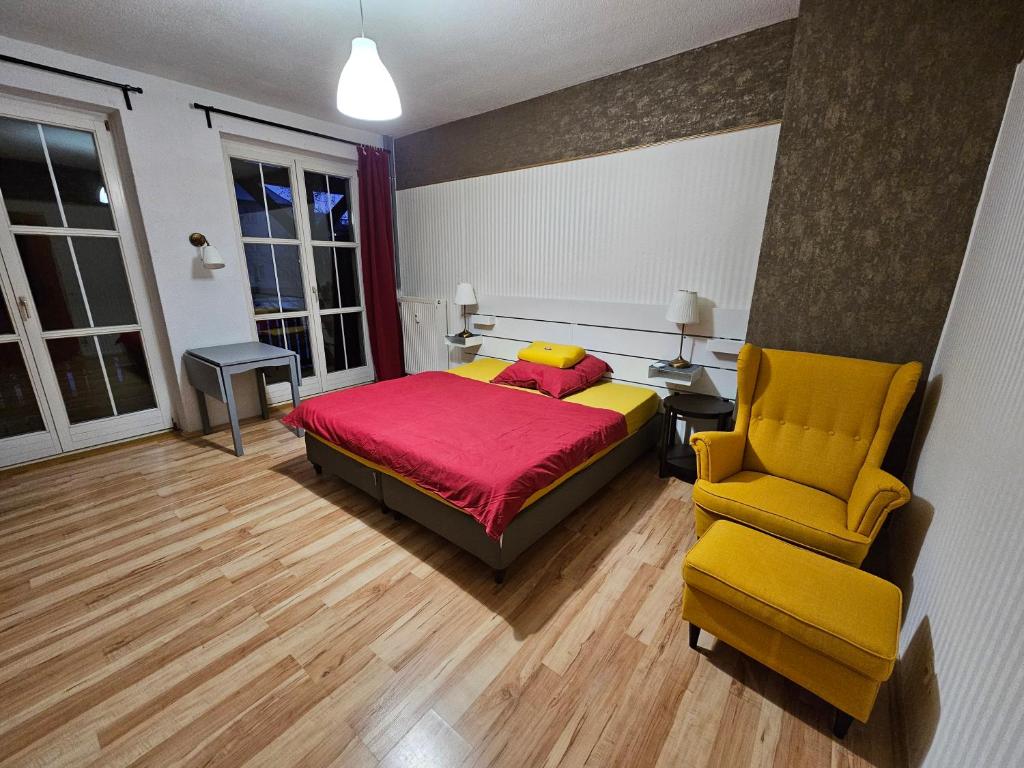 Private room in our home with cats, Pirna