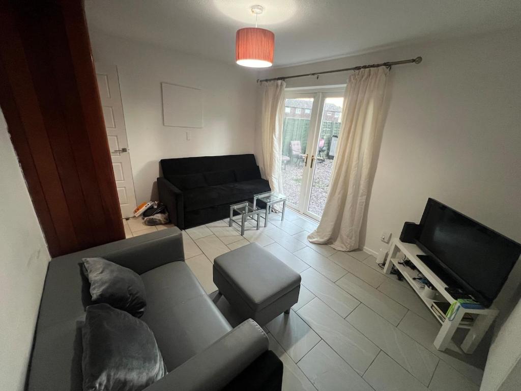 3 Beds, 2 Baths, Northampton, Free Parking, 50mins Train to London Euston, Overstone