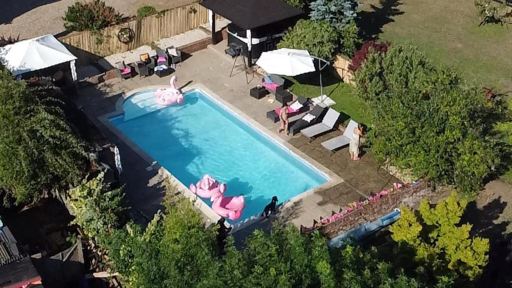 Farmhouse Retreat with Hot Tub, Pool, Horses, Games Room, Free Car Park, Only 45 min from Oxford Circus, Stapleford Tawney