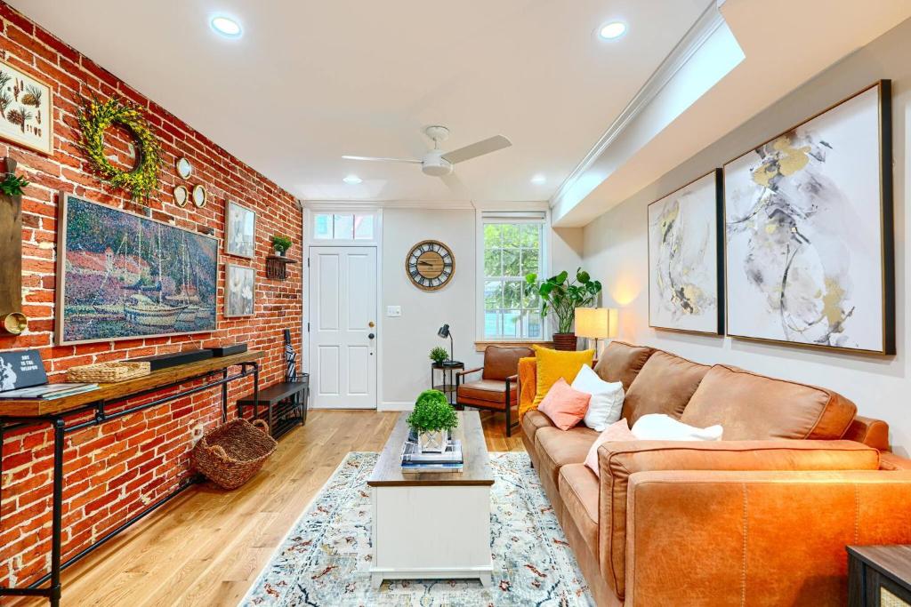 Fed Hill Gem + Parking +Walk to Harbor & Stadiums, Baltimore